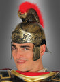 Die Person trägt den Römerhelm mit rotem Kamm – einen markanten römischen Helm mit einem auffälligen roten Kamm – sowie eine metallische Rüstung und einen wallenden roten Umhang und blickt mit hochgezogener Augenbraue in die Kamera. Dieses authentische Accessoire verleiht ihrem imposanten Erscheinungsbild ein beeindruckendes historisches Flair.