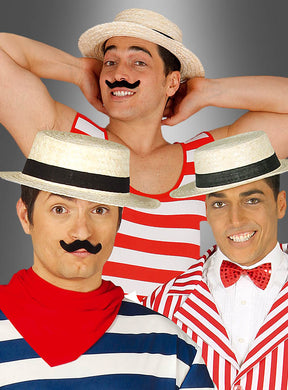 Drei Männer mit Strohhüten, Kreissägen und falschen Schnurrbärten tragen rot-weiß gestreifte oder maritim inspirierte Outfits, die an den verspielten Stil der 20er Jahre erinnern. Sie lächeln und posieren vor einem grauen Hintergrund mit Farbverlauf.