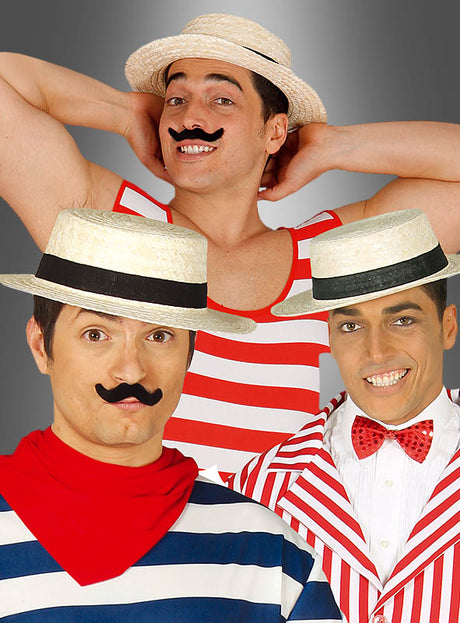 Drei Männer mit Strohhüten, Kreissägen und falschen Schnurrbärten tragen rot-weiß gestreifte oder maritim inspirierte Outfits, die an den verspielten Stil der 20er Jahre erinnern. Sie lächeln und posieren vor einem grauen Hintergrund mit Farbverlauf.