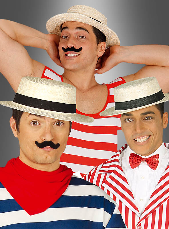 Drei Männer mit Strohhüten, Kreissägen und falschen Schnurrbärten tragen rot-weiß gestreifte oder maritim inspirierte Outfits, die an den verspielten Stil der 20er Jahre erinnern. Sie lächeln und posieren vor einem grauen Hintergrund mit Farbverlauf.