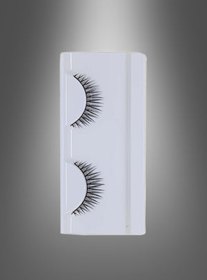 Ein Paar selbstklebende „Glamour“-Wimpern in einer weißen Kunststoffhülle, vertikal vor einem grau verlaufenden Hintergrund präsentiert. Diese selbstklebenden schwarzen Wimpern lassen sich mühelos anbringen und sorgen für einen ausdrucksstarken, glamourösen Look.