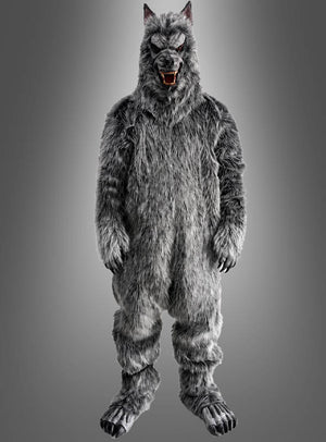 Eine Person trägt das 6-teilige Werwolf-Kostüm „Fellanzug Deluxe“ – ein beeindruckendes Ganzkörper-Wolfskostüm mit spitzen Ohren, Krallenfüßen und einer knurrenden Wolfsmaske – und steht vor einem schlichten Hintergrund mit Farbverlauf. Dieses hochwertige Tierkostüm für Erwachsene ist eine hervorragende Wahl für alle, die auf der Suche nach einem auffälligen Werwolf-Kostüm für Herren sind.