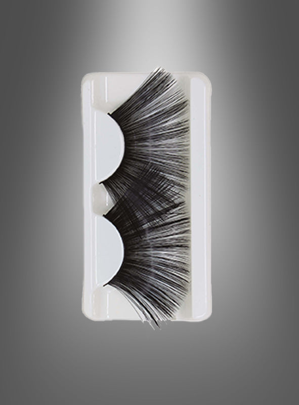 Ein Tablett mit einem Paar „Lange schwarze Wimpern – selbstklebend“ in sattem Schwarz, präsentiert vor einem grau verlaufenden Hintergrund. Diese selbstklebenden, langen schwarzen Wimpern verleihen jedem Look mühelose Eleganz und dramatische Länge.