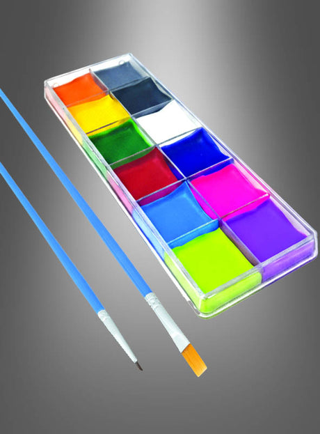 Eine bunte Make-up-Palette mit 12 Farben – ein rechteckiges Set mit zwölf bunten Wasserfarben und zwei Pinseln mit blauem Griff auf grauem Hintergrund, ideal als Karnevals-Schminkset für farbenfrohe, kreative Looks.