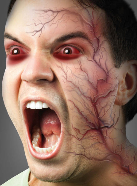 Eine Person mit roten Augen und ausgeprägten, sichtbaren Adern – ganz im Stil von „Blutgefäße-Tattoos“, „Horror-Adern“ und „Halloween“ – auf einer Seite ihres Gesichts schreit mit weit aufgerissenem Mund und sorgt so für eine gruselige Atmosphäre, die perfekt für dein nächstes Halloween-Tattoo ist.