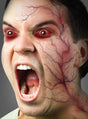 Eine Person mit roten Augen und ausgeprägten, sichtbaren Adern – ganz im Stil von „Blutgefäße-Tattoos“, „Horror-Adern“ und „Halloween“ – auf einer Seite ihres Gesichts schreit mit weit aufgerissenem Mund und sorgt so für eine gruselige Atmosphäre, die perfekt für dein nächstes Halloween-Tattoo ist.