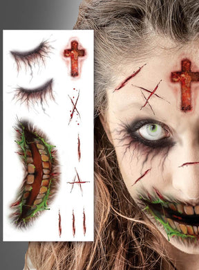 Eine Frau mit dramatischem Horror-Make-up trägt das „Zombie Face Makeup Tattoo“ mit gruseligen Wund-Tattoos, darunter Narben, ein Kreuz, ein Maul mit Reißzähnen und Nähte. Ihr Halloween-Make-up wird durch diese Spezialeffekt-Tattoos noch verstärkt. Der Bogen mit den Tattoo-Aufklebern ist nebenstehend abgebildet.
