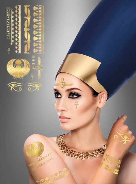 Eine Frau mit einem hohen blau-goldenen Kopfschmuck, geschmückt mit Goldschmuck und metallisch schimmernden Kleopatra-Tattoos in Gold, blickt nach oben, während links ägyptische Symbole zu sehen sind.