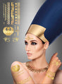 Eine Frau mit einem hohen blau-goldenen Kopfschmuck, geschmückt mit Goldschmuck und metallisch schimmernden Kleopatra-Tattoos in Gold, blickt nach oben, während links ägyptische Symbole zu sehen sind.