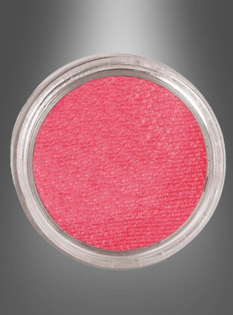 Ein runder Behälter mit „Wasser Make-up“, 15 g, rosa, ist mit leuchtend rosa Puder gefüllt und wird vor einem grauen Hintergrund mit Farbverlauf präsentiert.