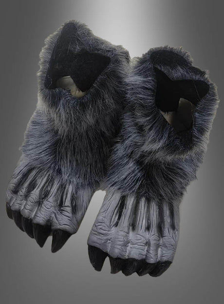 Ein Paar graue, pelzige Kostümhandschuhe, die wie Tierpfoten mit Krallen gestaltet sind – ideal als Abschluss für Ihr 6-teiliges Werwolf-Kostüm „Fellanzug Deluxe“ – abgebildet vor einem grau abgestuften Hintergrund.
