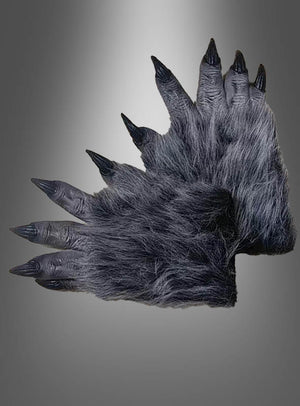 Ein Paar schwarz-graue, pelzige Handschuhe mit langen, spitzen schwarzen Krallen – perfekt zur Vervollständigung Ihres 6-teiligen Werwolf-Kostüm-Fellanzugs Deluxe – werden vor einem grauen Hintergrund mit Farbverlauf präsentiert. Ideal für Tierkostüme für Erwachsene oder als i-Tüpfelchen für jedes Werwolf-Kostüm für Herren – diese Handschuhe erwecken Ihre wilde Verwandlung zum Leben.