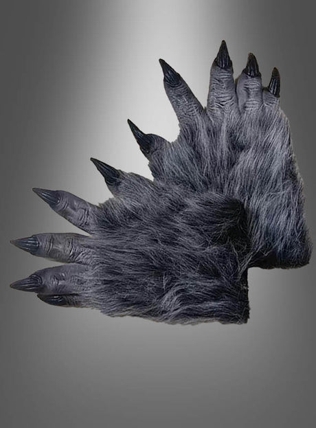 Ein Paar schwarz-graue, pelzige Handschuhe mit langen, spitzen schwarzen Krallen – perfekt zur Vervollständigung Ihres 6-teiligen Werwolf-Kostüm-Fellanzugs Deluxe – werden vor einem grauen Hintergrund mit Farbverlauf präsentiert. Ideal für Tierkostüme für Erwachsene oder als i-Tüpfelchen für jedes Werwolf-Kostüm für Herren – diese Handschuhe erwecken Ihre wilde Verwandlung zum Leben.