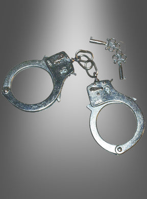 Ein Paar Handschellen aus Metall, komplett mit zwei kleinen Schlüsseln, wird vor einem grau verlaufenden Hintergrund gezeigt – damit ist dieses Produkt das perfekte Accessoire für den Karneval, um dein Polizeikostüm abzurunden.
