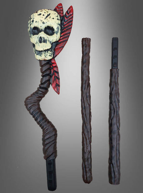 Verleihen Sie Ihrem nächsten Halloween-Kostüm das gewisse Etwas mit dem „Voodoo Stab 100 cm mit Totenkopf“– ein Spielzeugstab mit einem Totenkopf, der oben mit roten Federn verziert ist, und einem gewundenen braunen Griff, abgebildet sowohl vollständig zusammengebaut als auch in zwei Einzelteilen vor einem grauen Farbverlaufshintergrund – die perfekte Voodoo-Stab-Requisite oder der perfekte Stab mit Totenkopf für jeden gruseligen Anlass.