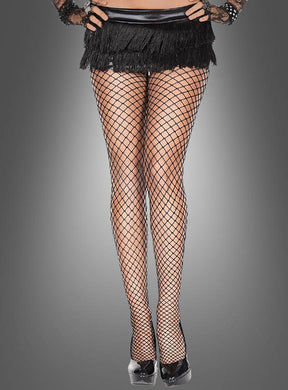 Eine Person, die mit den Händen in den Hüften steht und einen schwarzen Fransenrock, eine schwarze Netzstrumpfhose mit mittelgroßen Maschen sowie schwarze High Heels trägt – ein eleganter Look, abgerundet durch ein schickes Burlesque-Accessoire – vor grauem Hintergrund.
