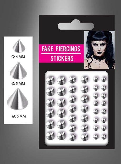 Eine Packung „Fake Piercings zum Aufkleben“ (30 Stück) mit metallischen, kegelförmigen Fake-Piercing-Aufklebern in drei Größen. Ideal zur Vervollständigung von Fake-Piercing-Looks oder 80er-Jahre-Kostümen – auf der Verpackung ist das Foto einer Frau mit auffälligem Gothic-Make-up zu sehen.