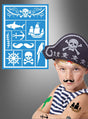 Ein als Pirat verkleidetes Kind mit falschen Tattoos posiert vor einer Vorlage mit verschiedenen Tattoo-Motiven zum Thema Piraten und nutzt die Piraten-Make-up-Schablone (14 x 20 cm), um seinen authentischen Piratenkostüm-Look zu vervollständigen.