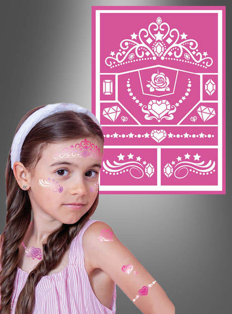 Ein junges Mädchen mit Gesichts- und Körperbemalung, das ein Stirnband und ein ärmelloses Oberteil trägt, steht neben einer rosa „Prinzessin“-Make-up-Schablone im Format 14 x 20 cm, auf der vor grauem Hintergrund Tiara- und Schmuckmotive abgebildet sind.