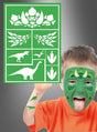 Ein Kind mit grüner Gesichtsbemalung und temporären Tattoos mit Dinosaurier- und Schuppenmotiven hält eine „Dinosaurier-Make-up-Schablone“ (14 x 20 cm) mit Dinosauriermotiven und -mustern vor einem grauen Hintergrund.