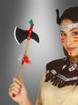 Eine Person in einem mit Fransen verzierten Kostüm, ergänzt durch eine Perlenkette, ein Stirnband, eine Feder und Gesichtsbemalung, schwingt den „Indianer-Tomahawk 35 cm mit Federn“ und verkörpert damit den Abenteuergeist des Wilden Westens.