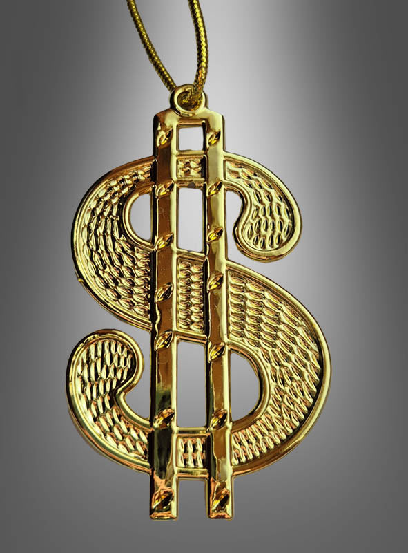 Vor einem grauen Hintergrund mit Farbverlauf hängt ein goldener Anhänger „Dollar-Zeichen-Kette-Medaillon 10 x 6 cm“ an einer Kette – ein ideales Casino-Kostüm-Accessoire und ein stilvolles Stück Kostümschmuck für Ihre nächste Themenveranstaltung.