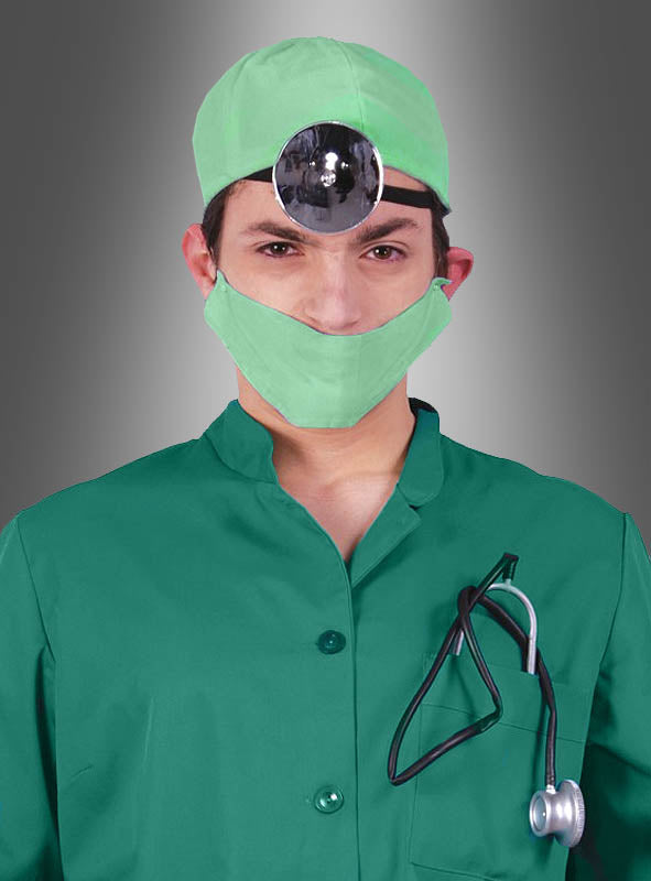 Eine Person in grüner OP-Kleidung und OP-Haube, mit Kopfspiegel und Gesichtsmaske, das Stethoskop über die Schulter gehängt, steht vor einem grauen Hintergrund mit Farbverlauf – und verkörpert damit perfekt den Geist von „Karneval Kostüm“ mit dem realistischen „Arzt-Zubehör-Set, 4 Teile“.