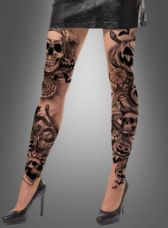 Eine Person, die einen schwarzen Rock und High Heels trägt, präsentiert die Tattoo-Strumpfhose „Totenkopf und Kürbisse“ mit auffälligen schwarzen Motiven zum Thema Halloween wie Totenköpfen, Kürbissen, Schlangen, Fledermäusen und Spinnennetzen. Diese einzigartige Strumpfhose verleiht ihrem festlichen Look einen ausgefallenen Touch.