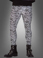 Ein Model präsentiert die „80er Zebra Hose Rocker Leggings“ in Kombination mit schwarzen Stiefeln und posiert vor einem schlichten grauen Hintergrund – ein markanter Look im Stil der 80er-Jahre-Rocker.
