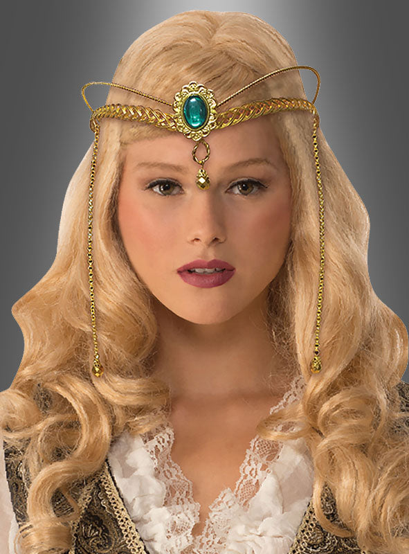 Eine Frau mit langen blonden Haaren trägt ein Mittelalterkostüm und das „Goldene Fantasy-Diadem“, das mit einem grünen Edelstein verziert ist, während sie in ihrem Fantasy-Cosplay vor einem grauen Hintergrund mit Farbverlauf posiert.
