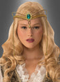 Eine Frau mit langen blonden Haaren trägt ein Mittelalterkostüm und das „Goldene Fantasy-Diadem“, das mit einem grünen Edelstein verziert ist, während sie in ihrem Fantasy-Cosplay vor einem grauen Hintergrund mit Farbverlauf posiert.