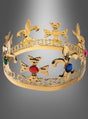 Eine goldene Metallkrone mit filigranen Fleur-de-Lis- und Kreuzmotiven, besetzt mit roten, blauen und grünen Edelsteinen, präsentiert vor einem grauen Farbverlauf – eine prächtige Wahl für Liebhaber mittelalterlicher Kronen oder als auffällige Faschingkrone.
