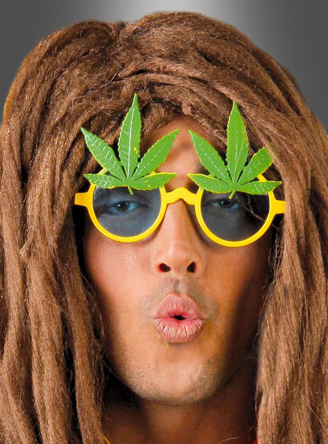 Mit der „Cannabis-Brille“ aus den 70er Jahren – einer gelben Sonnenbrille, die mit künstlichen Marihuana-Blättern verziert ist – und einer langen braunen Perücke formt diese Person mit dem Mund ein „O“ und rundet damit das Hippie-Kostüm-Accessoire für jede Retro-Party perfekt ab.