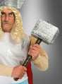 Eine Person in einem Kostüm mit einem geflügelten Helm, einer langen blonden Perücke und einem weißen Hemd, die den 50 cm großen „Donnergott“-Superhelden-Hammer vor einem grauen Farbverlaufshintergrund in der Hand hält.