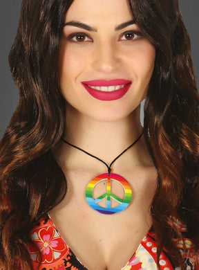 Eine Frau mit langen braunen Haaren, gekleidet in ein buntes Hemd und ein farbenfrohes 70er-Jahre-Kostüm, ergänzt durch Hippie-Schmuck und die „Peace Kette Regenbogen“-Halskette, lächelt in die Kamera.