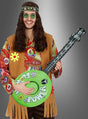 Ein Mann in einem bunten Hippie-Kostüm aus den 1960er Jahren mit langen Haaren und runder Brille, der ein „Aufblasbares Banjo für Hippies“ in der Hand hält, das mit „Flower Power“-Schriftzügen und Friedenssymbolen verziert ist und vor einem grauen Hintergrund steht – perfekt für jede Hippie-Party.