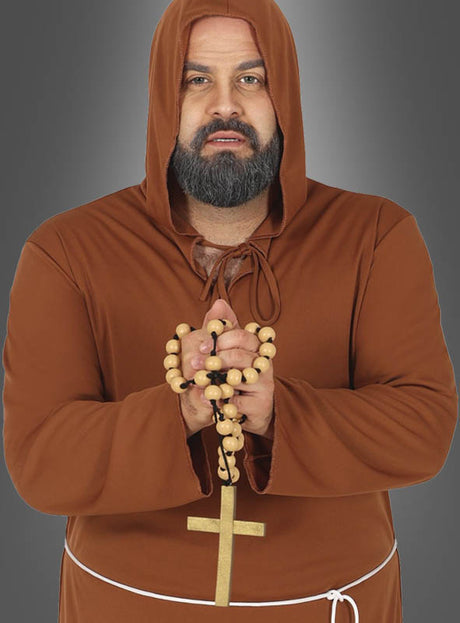 Ein Mann in einem braunen Mönchskostüm mit Kapuze hält eine große Rosenkranzkette mit Holzperlen (90 cm) in der Hand und steht vor einem grauen Hintergrund.