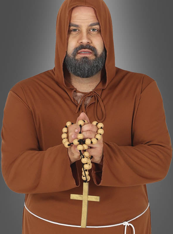 Ein Mann in einem braunen Mönchskostüm mit Kapuze hält eine große Rosenkranzkette mit Holzperlen (90 cm) in der Hand und steht vor einem grauen Hintergrund.