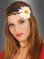 Eine Frau mit langen braunen Haaren, die ein Haarband von Margerite Blume und eine goldene Halskette trägt und vor einem grauen Hintergrund mit Farbverlauf posiert – perfekt, um jedem Outfit einen Hauch von Hippie-Accessoires und Blumenhaarschmuck-Style zu verleihen.