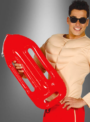 Eine Person in einem Rettungsschwimmer-Kostüm und mit Sonnenbrille hält eine rote Rettungsschwimmer-Boje vor einem grauen Hintergrund mit Farbverlauf in der Hand.