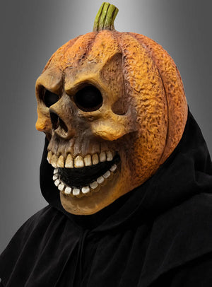 Eine Person, die eine lachende Kürbis-Maske aus Latex mit Totenkopfgesicht und einem schwarzen Kapuzenmantel trägt, vor einem neutralen grauen Hintergrund. Diese Gruselmaske sorgt für eine besonders unheimliche Atmosphäre und eignet sich perfekt für jeden gruseligen Anlass.