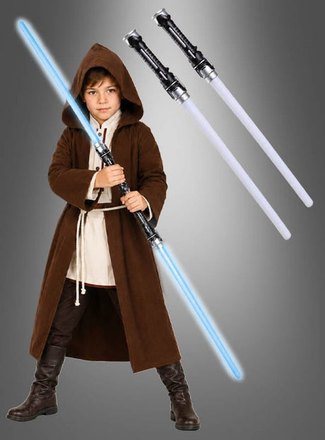 Ein Kind in einem Jedi-Kostüm hält eines der beiden „Blauen Laserschwerter mit Sound & Licht“ in der Hand, während das andere blaue Doppelklingen-Laserschwert neben ihm auf einem grauen Hintergrund mit Farbverlauf zu sehen ist – das perfekte Zubehör für ein Weltraumkostüm.