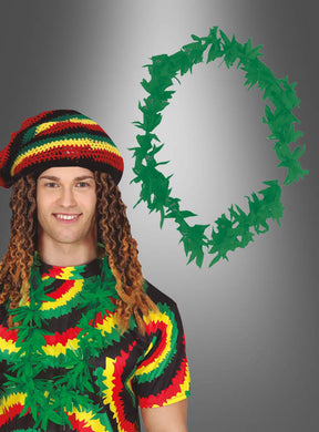 Eine Person, die eine bunte Strickmütze, ein Tie-Dye-Shirt und eine grüne „Hippie- oder Hawaiiparty-Hanfblätter-Kette“ trägt, während eine weitere „Hippie- oder Hawaiiparty-Hanfblätter-Kette“ vor einem grauen Hintergrund hängt.