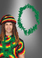 Eine Person, die eine bunte Strickmütze, ein Tie-Dye-Shirt und eine grüne „Hippie- oder Hawaiiparty-Hanfblätter-Kette“ trägt, während eine weitere „Hippie- oder Hawaiiparty-Hanfblätter-Kette“ vor einem grauen Hintergrund hängt.