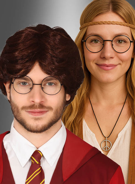 Zwei Personen, die die „Runde Nickelbrille für Zauberer und Hippies“ tragen: Die eine in einem roten Gewand mit gestreifter Krawatte, die andere in einem hellbraunen Outfit mit einer Halskette mit Peace-Zeichen und einem Stirnband aus Seil, vor einem grauen Hintergrund – das perfekte Kostümzubehör für jeden thematischen Anlass.