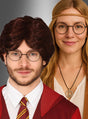 Zwei Personen, die die „Runde Nickelbrille für Zauberer und Hippies“ tragen: Die eine in einem roten Gewand mit gestreifter Krawatte, die andere in einem hellbraunen Outfit mit einer Halskette mit Peace-Zeichen und einem Stirnband aus Seil, vor einem grauen Hintergrund – das perfekte Kostümzubehör für jeden thematischen Anlass.
