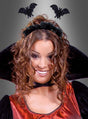 Eine Frau in einem rot-schwarzen Kostüm mit hohem Kragen, einem Choker und dem schwarzen „Fledermaus“-Haarreif mit zwei schwarzen Fledermausverzierungen – das perfekte Halloween-Outfit für alle, die mit diesem einzigartigen Vampir-Kostüm-Accessoire ein Statement setzen möchten.