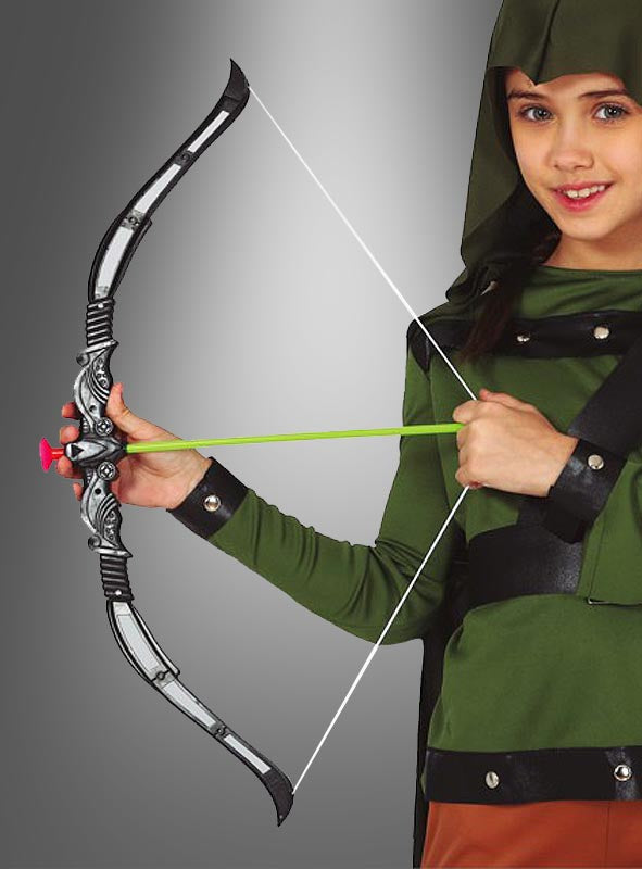 Ein Kind in einem grünen Kostüm mit Kapuze hält den „Pfeil und Bogen 56 cm für Kinder“ – einen schwarz-silbernen Spielzeugbogen mit einem Pfeil mit Saugnapf – vor einem grauen Hintergrund in der Hand, was ihn zum perfekten Kostümzubehör für jedes Karnevalskostüm macht.