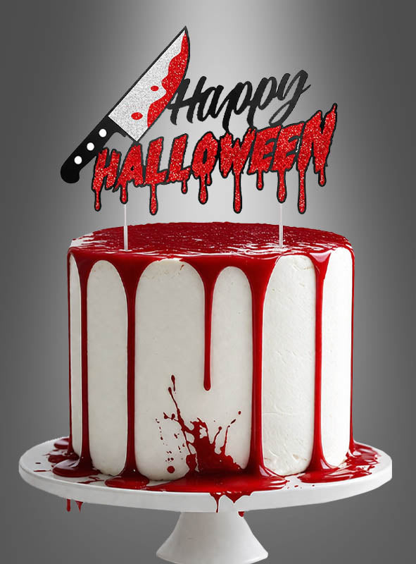 Ein weißer Kuchen mit roter Drip-Glasur, verziert mit einem Torten-Topper mit der Aufschrift „Happy Halloween“ und abgerundet mit der Kuchen-Deko „blutiges Messer Halloween“, einer Dekoration in Form eines künstlichen, blutigen Messers.