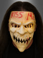 Wer die Halloween-Horror-Maske „Kiss Me“ für Herren trägt – eine gelbliche Totenkopfmaske mit scharfen Zähnen und einem auffälligen roten „KISS ME“-Schriftzug auf der Stirn –, hinterlässt einen beeindruckenden Eindruck. Mit langen, dunklen Haaren, die hinter der Maske herfallen, ist diese faszinierende Halbmaske für Erwachsene perfekt für alle, die ein auffälliges und beunruhigendes Kostümaccessoire suchen.
